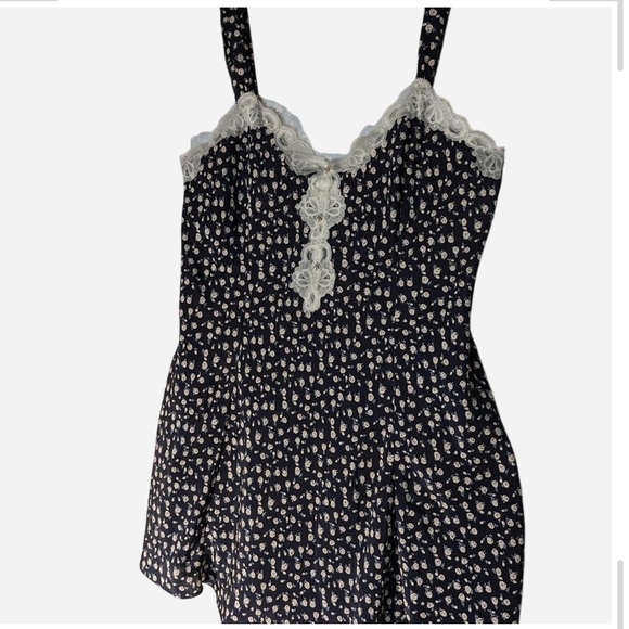california dynasty Other - Pre-owned Vintage Navy Floral Lace Women's Chemise